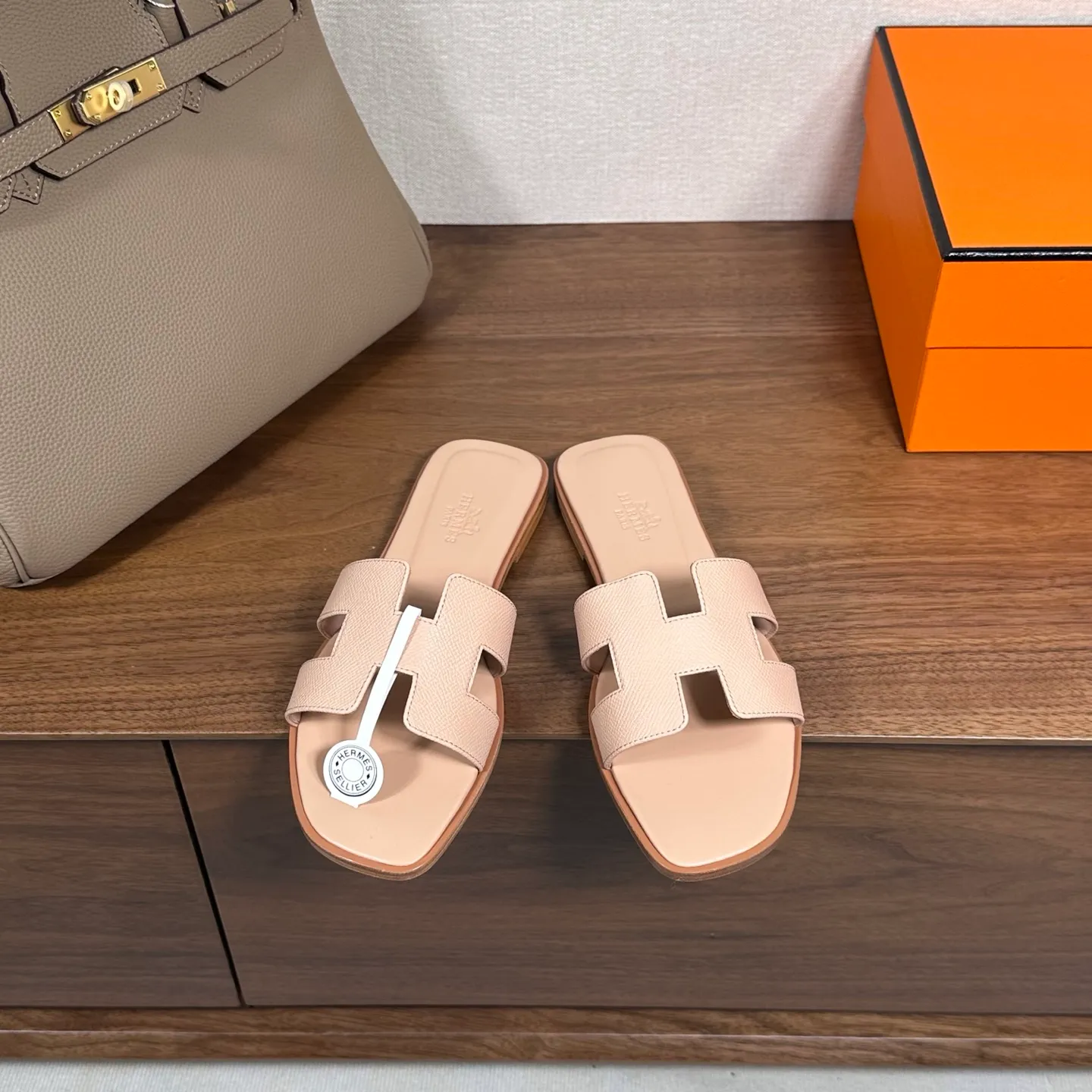 👟👟Ex-factory price 440👟👟 Hermes Hermes H slippers Oasis sandals series——————————Fashionable and versatile Super comfortable Every detail is made to the extreme Original swift calfskin Original 1:1 exclusive private mold upper/original leather outsole ▪️Packaging: Each pair of shoes comes with packaging ▪️SIZE: 35~42 (.40.41.42 customization is non-refundable and non-exchangeable)